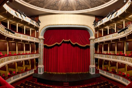 dimotiko_theatro_apollon_7.jpg